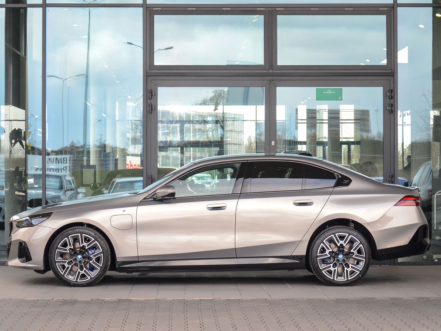 11FK - 550e xDrive Sedan