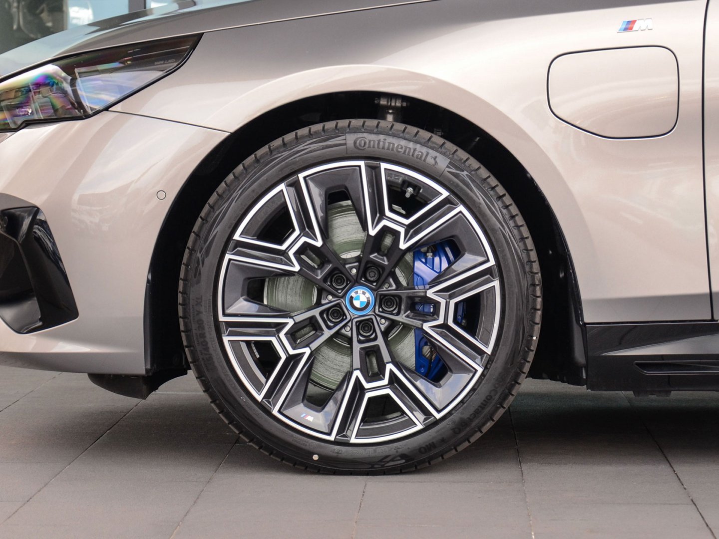 11FK - 550e xDrive Sedan