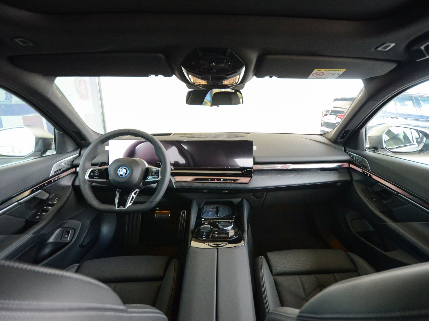 11FK - 550e xDrive Sedan
