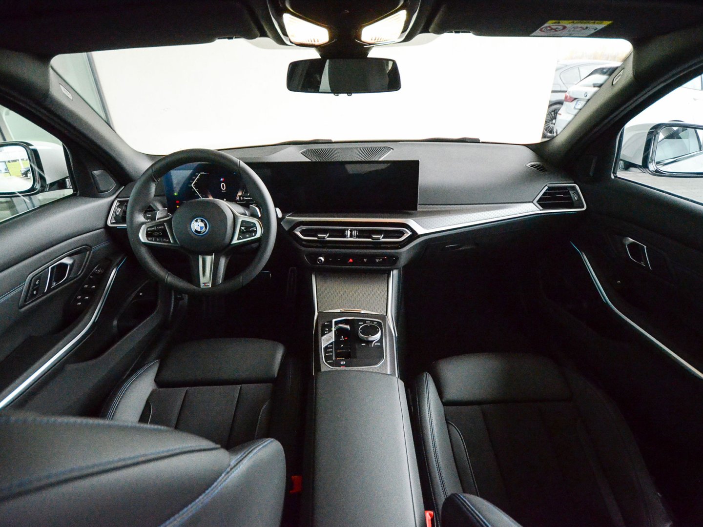 38FS - 330e xDrive Sedan