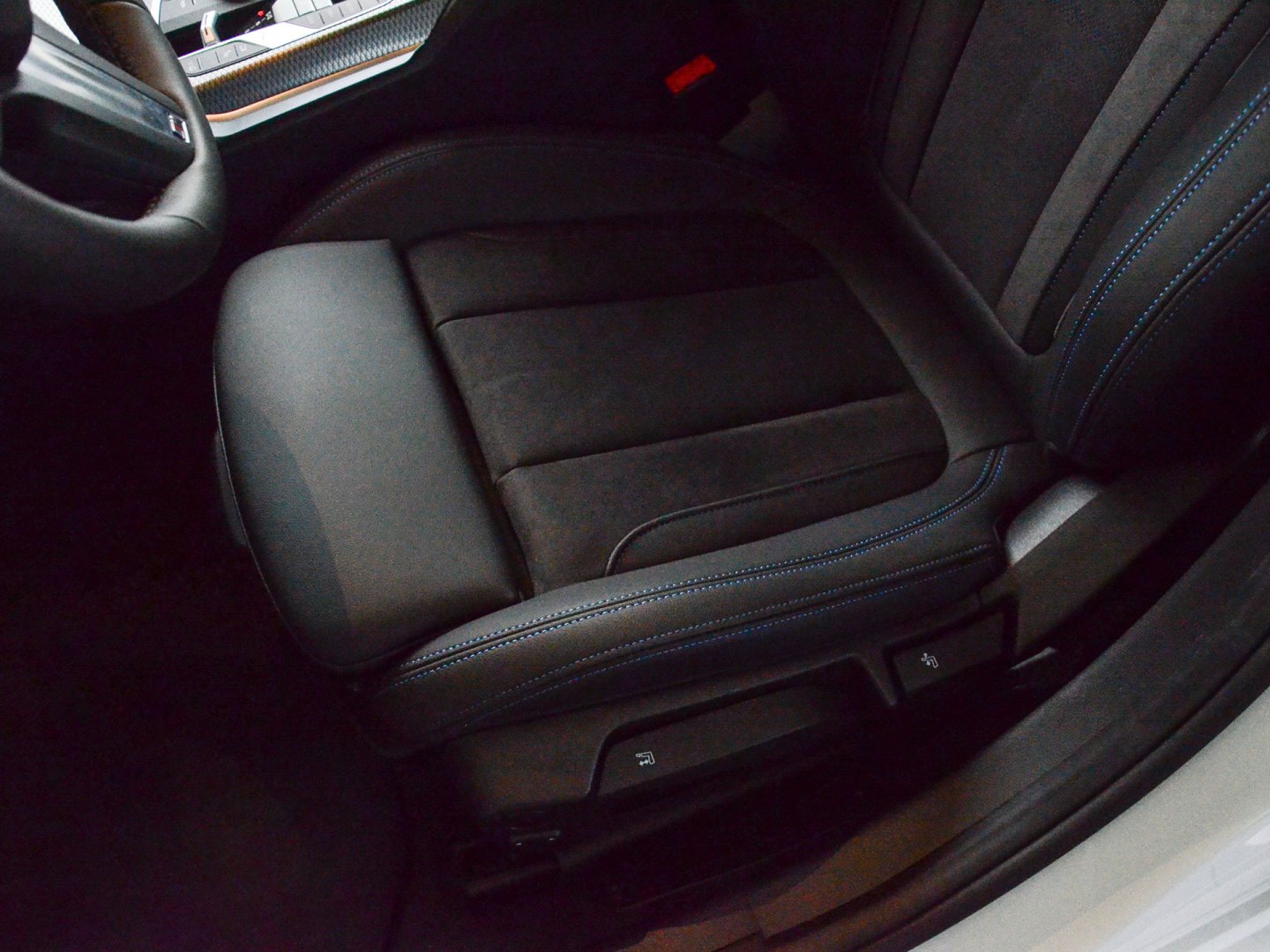38FS - 330e xDrive Sedan