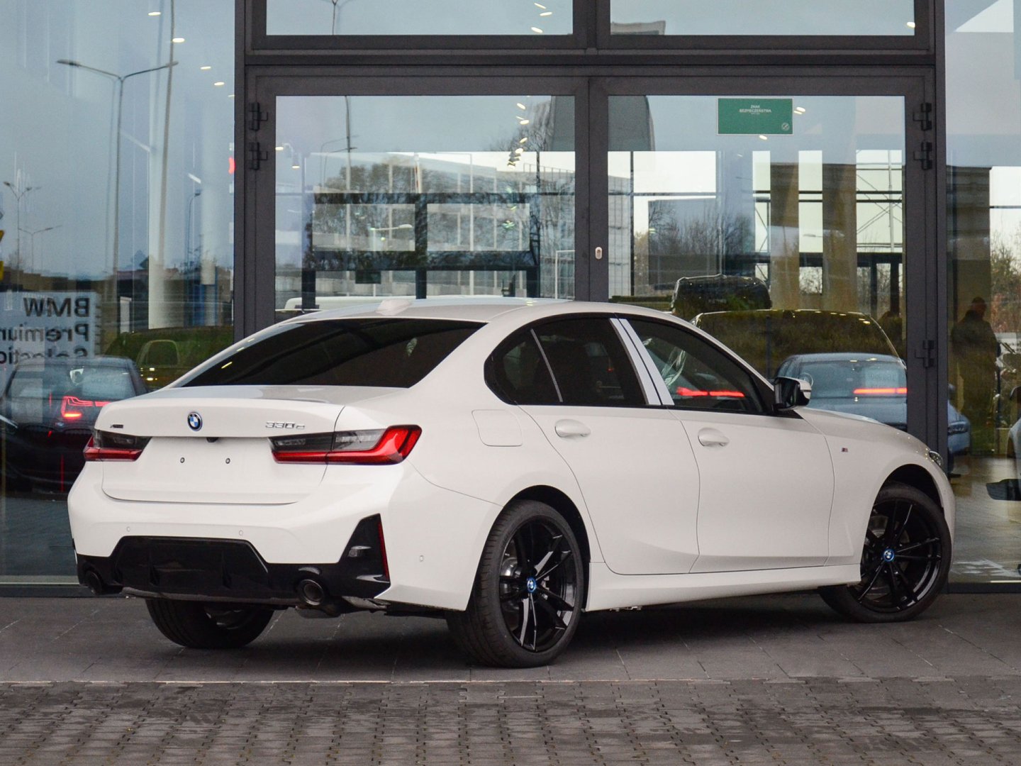 38FS - 330e xDrive Sedan