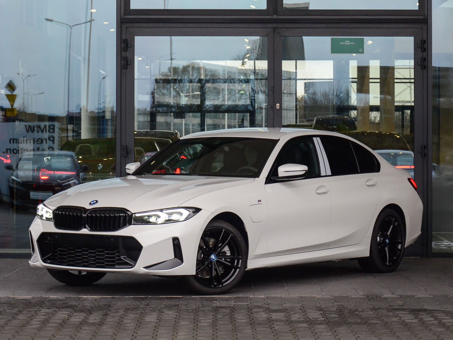 38FS - 330e xDrive Sedan