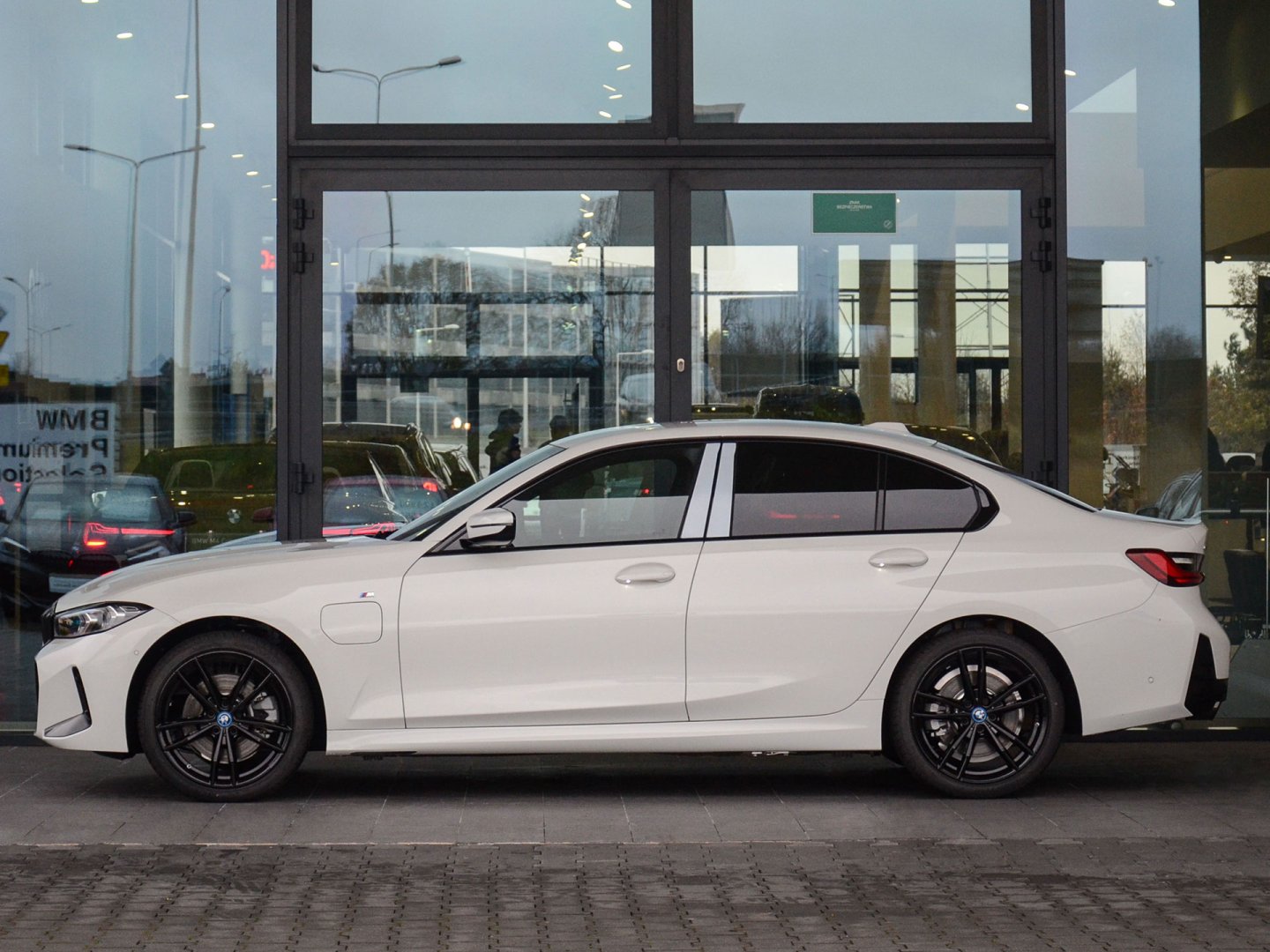 38FS - 330e xDrive Sedan