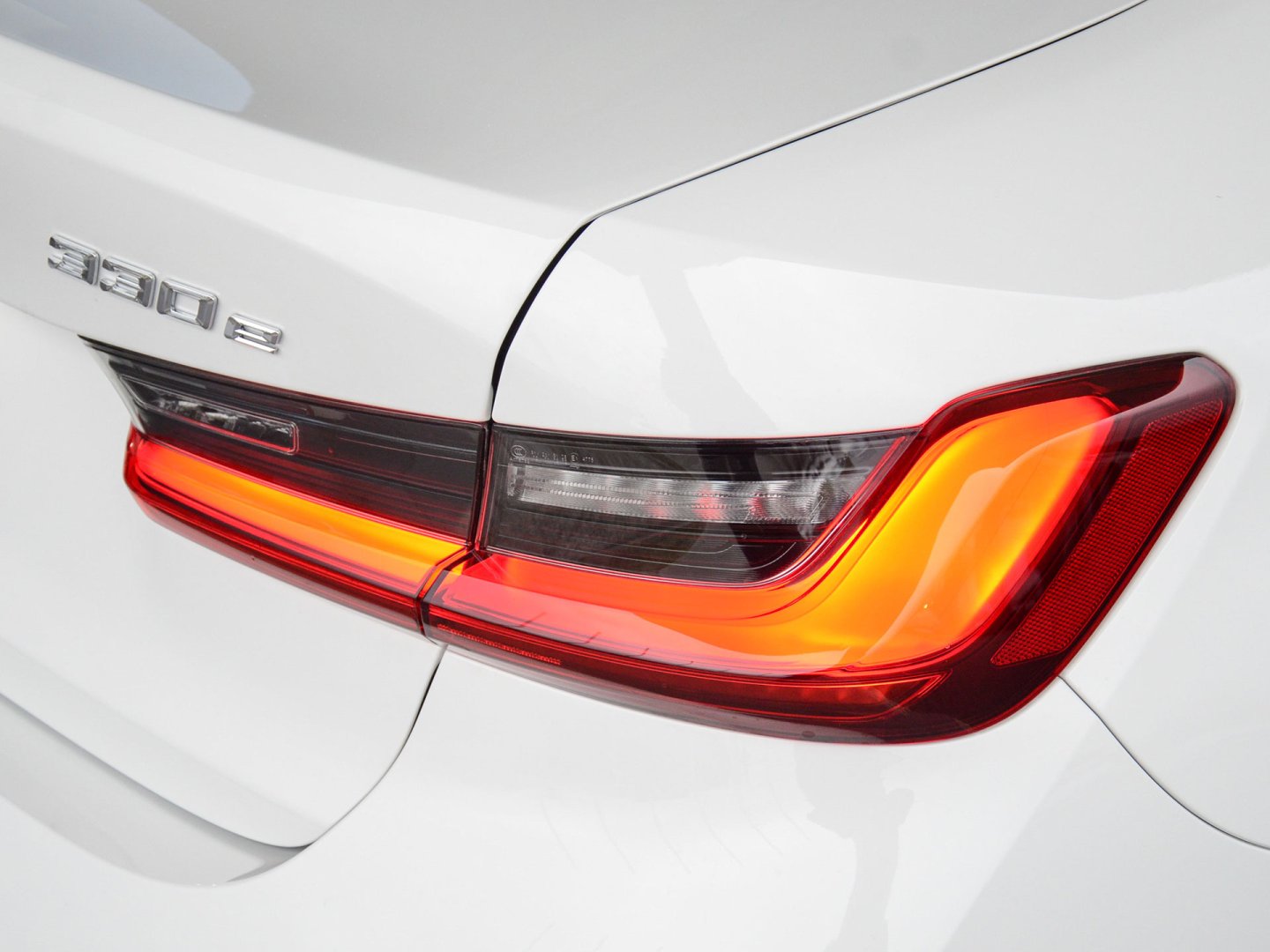 38FS - 330e xDrive Sedan