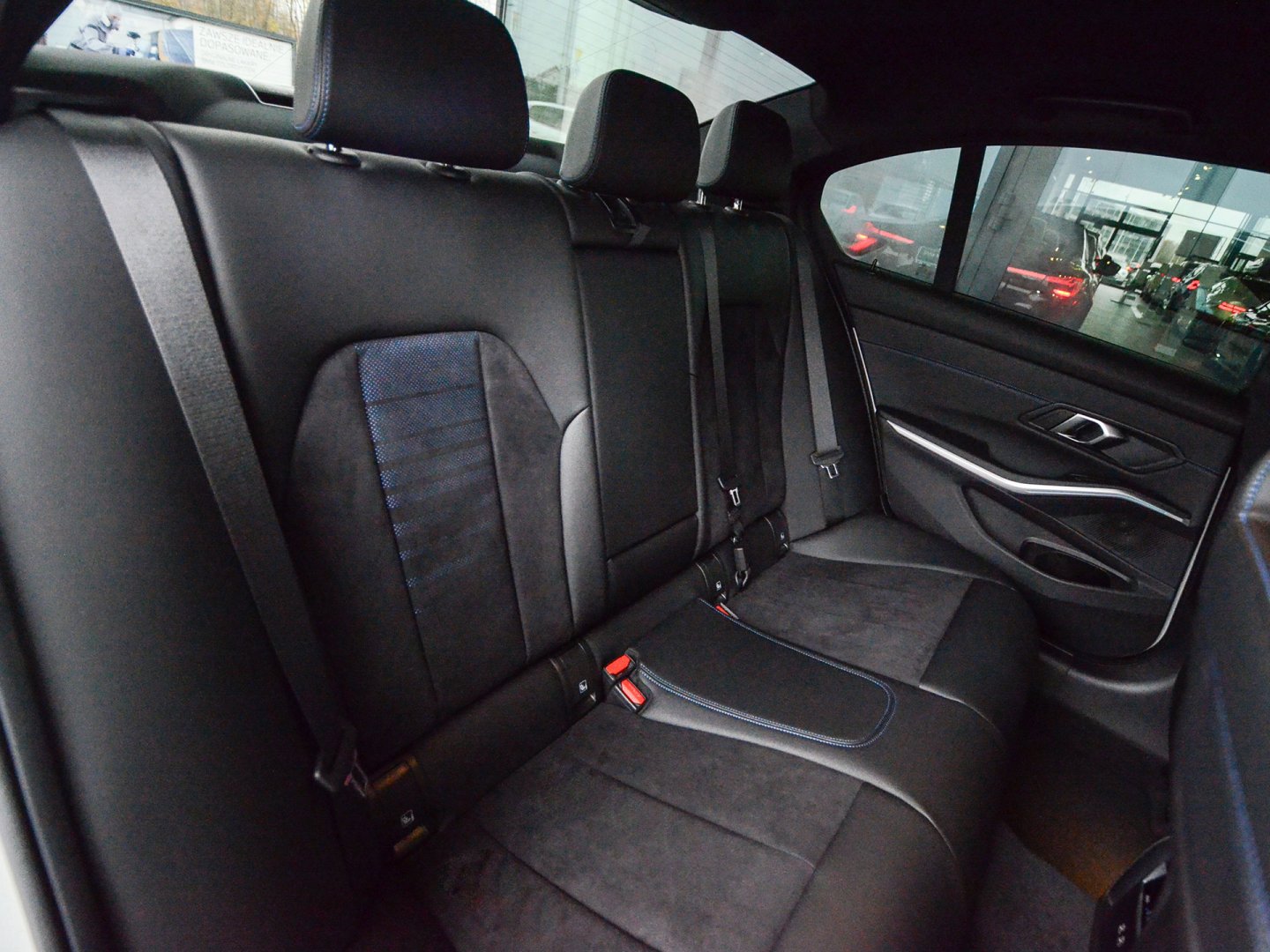38FS - 330e xDrive Sedan