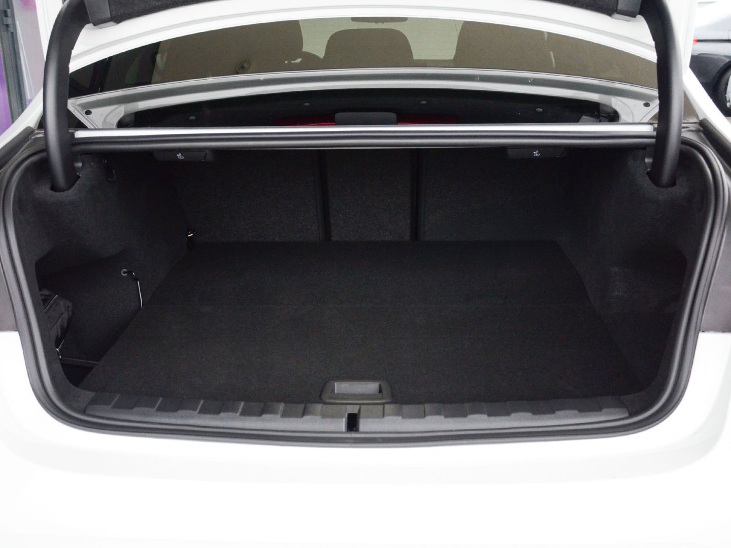 38FS - 330e xDrive Sedan