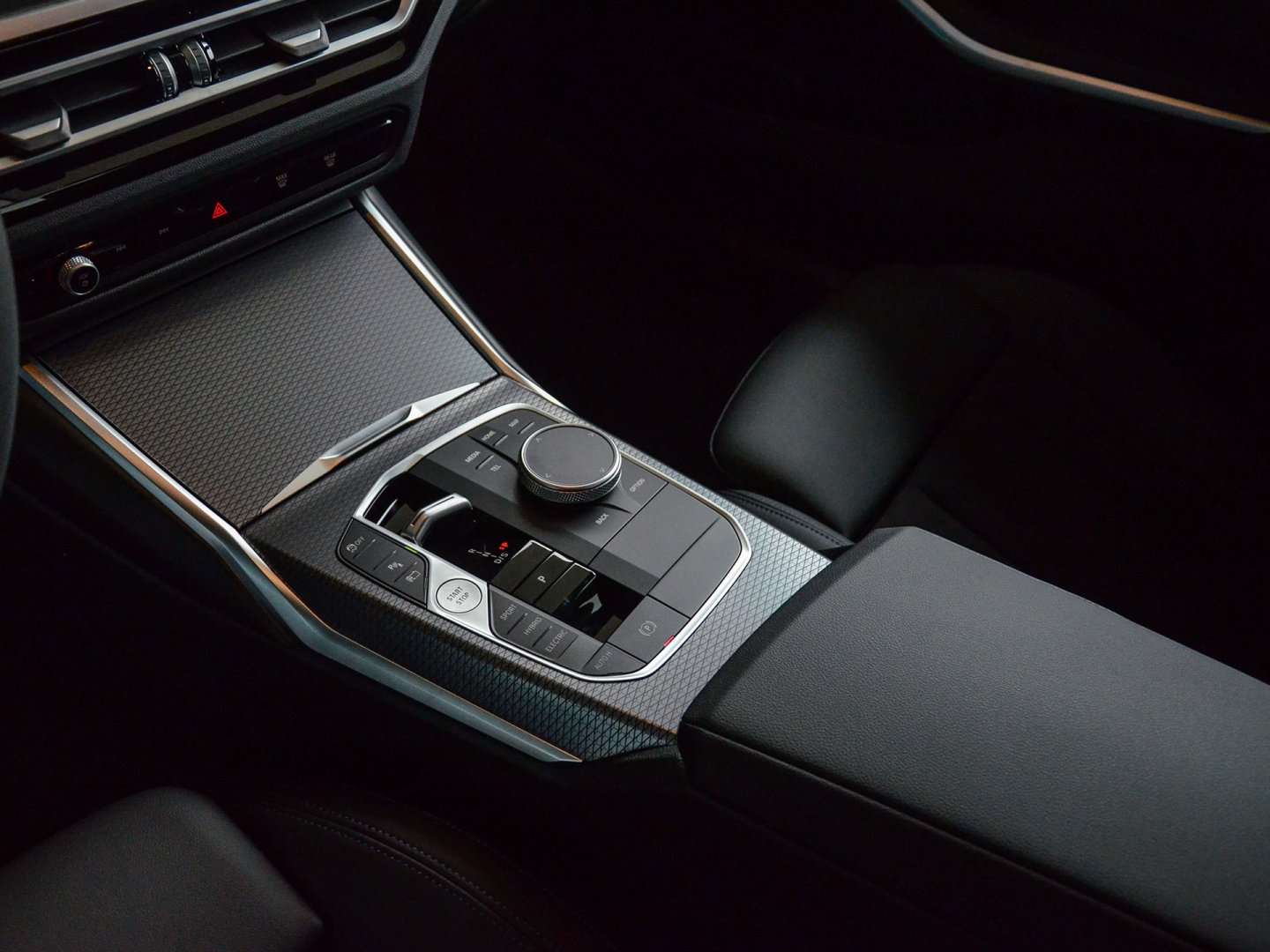 38FS - 330e xDrive Sedan