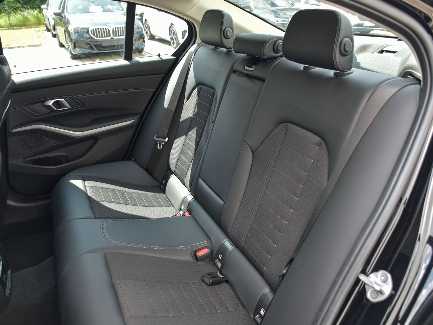 28FU - 318d Sedan